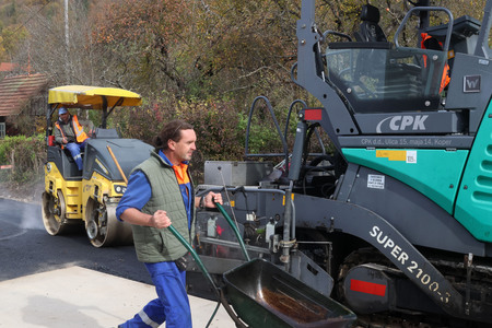 ASFALTIRANJE DOBEC 04 FOTO LJUBO VUKELIČ